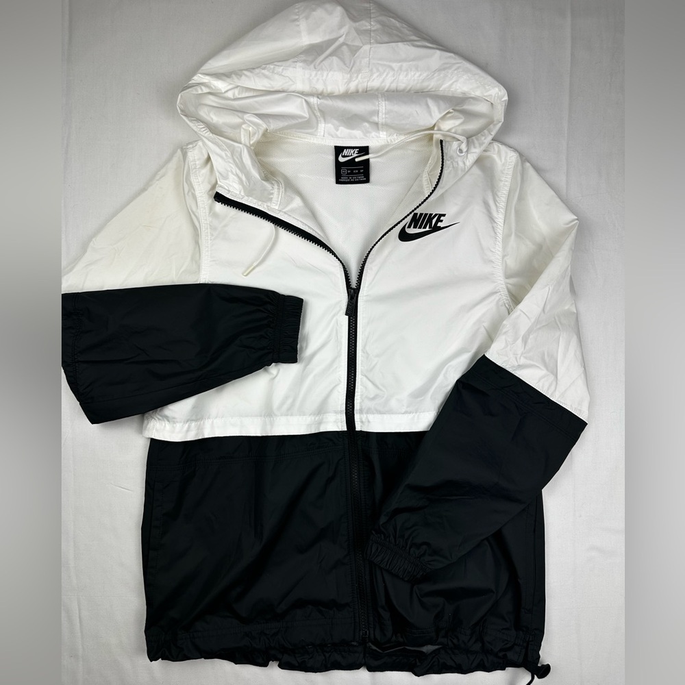 Nike womenâs White andâ Black Windbreaker full zip hooded Jacket